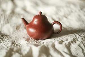 宜興紫砂壺「剣流梨形」（約78cc・全手工）・老朱泥（奉燕綺）