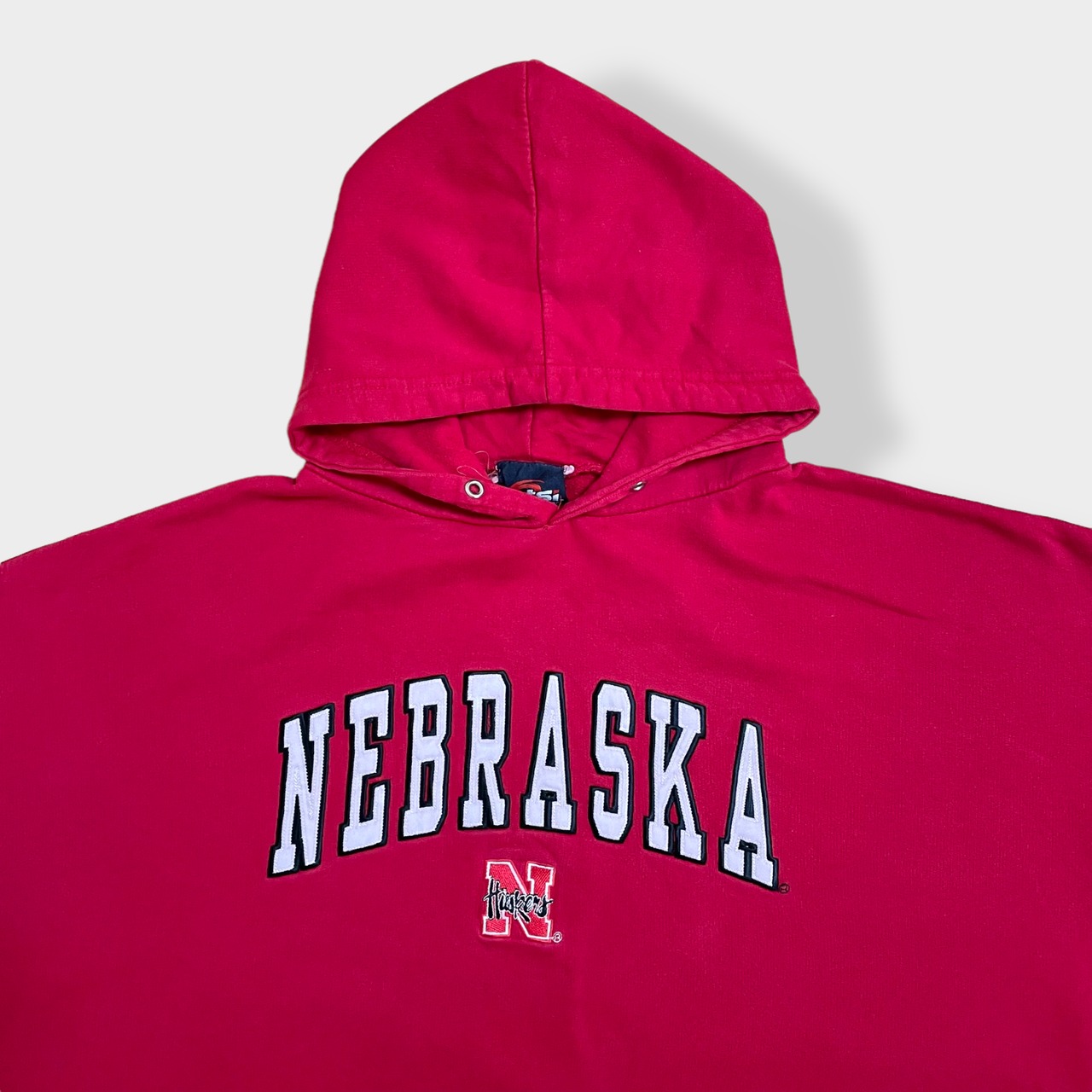 【tis】カレッジ NEBRASKA HUSKERS ネブラスカ大学 ハスカーズ 刺繍ロゴ アーチロゴ フットボール パーカー フーディー プルオーバー ビッグシルエット オーバーサイズ 極太アーム 裏起毛 赤 US古着