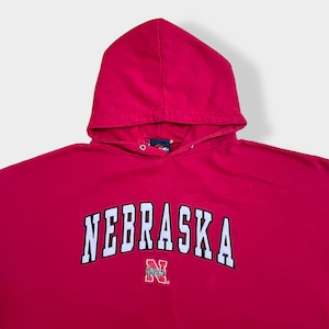 【tis】カレッジ NEBRASKA HUSKERS ネブラスカ大学 ハスカーズ 刺繍ロゴ アーチロゴ フットボール パーカー フーディー プルオーバー ビッグシルエット オーバーサイズ 極太アーム 裏起毛 赤 US古着