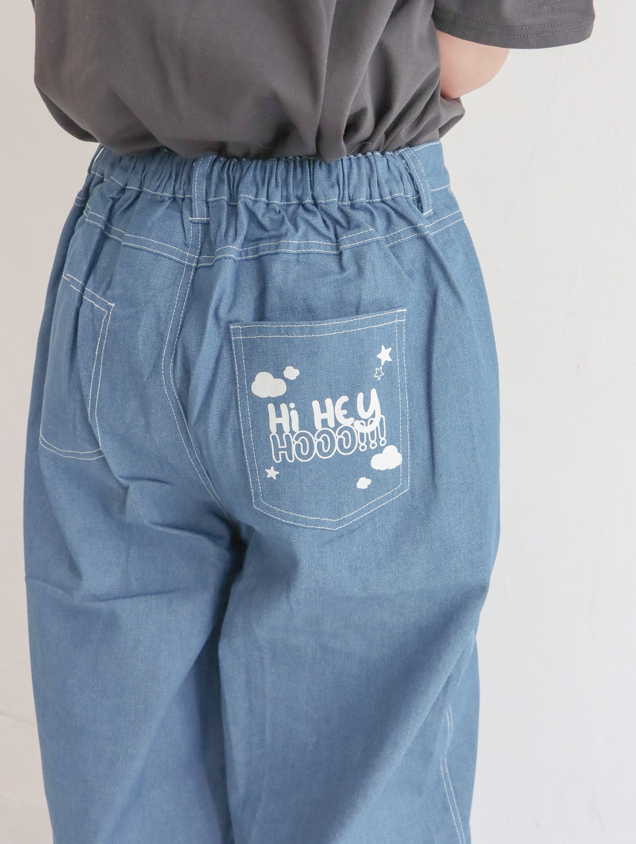 【送料無料】線描き サメ ペイント ゆるだぼ デニムパンツ  ラクチン＆映える！泳ぐサメが主役の、ゆるっとデニム - 5