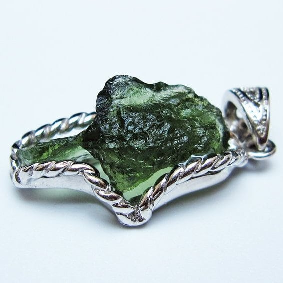 モルダバイト ペンダント モルダウ石 ペンダントトップ 原石 一点物 メール便可 [M便 1/20] 199-541