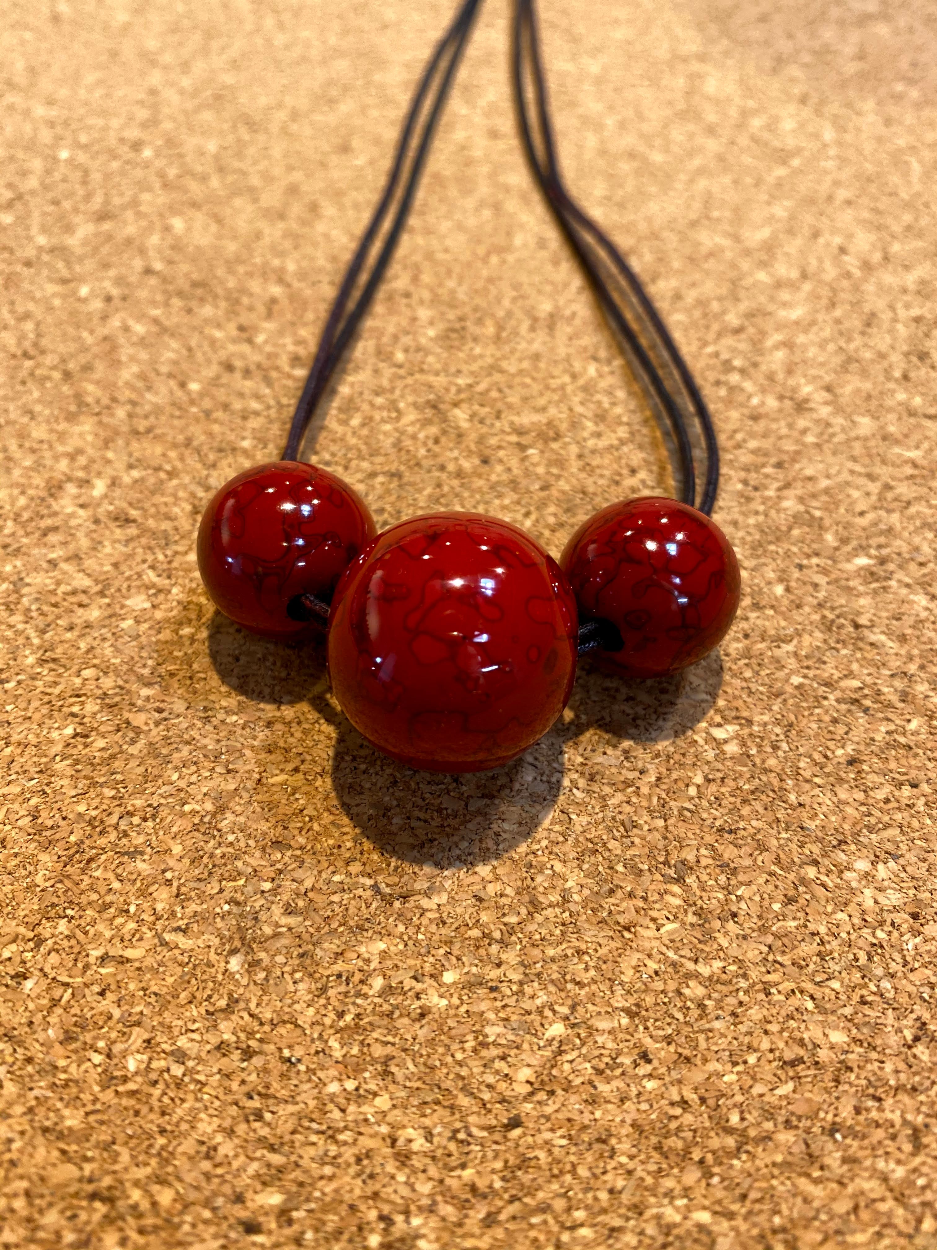 3珠ネックレス 赤にピンク模様 （大・中✕2）津軽塗 | 漆工房 宮