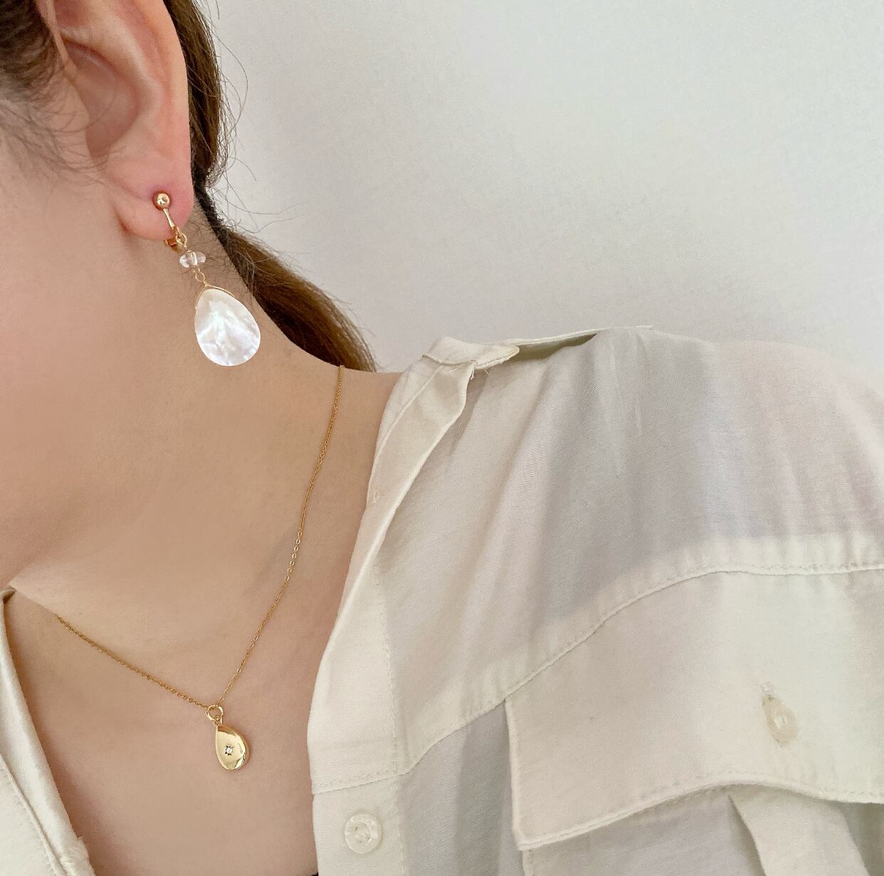 クリスタル or ターコイズ】マザーオブパールイヤリング／ピアス