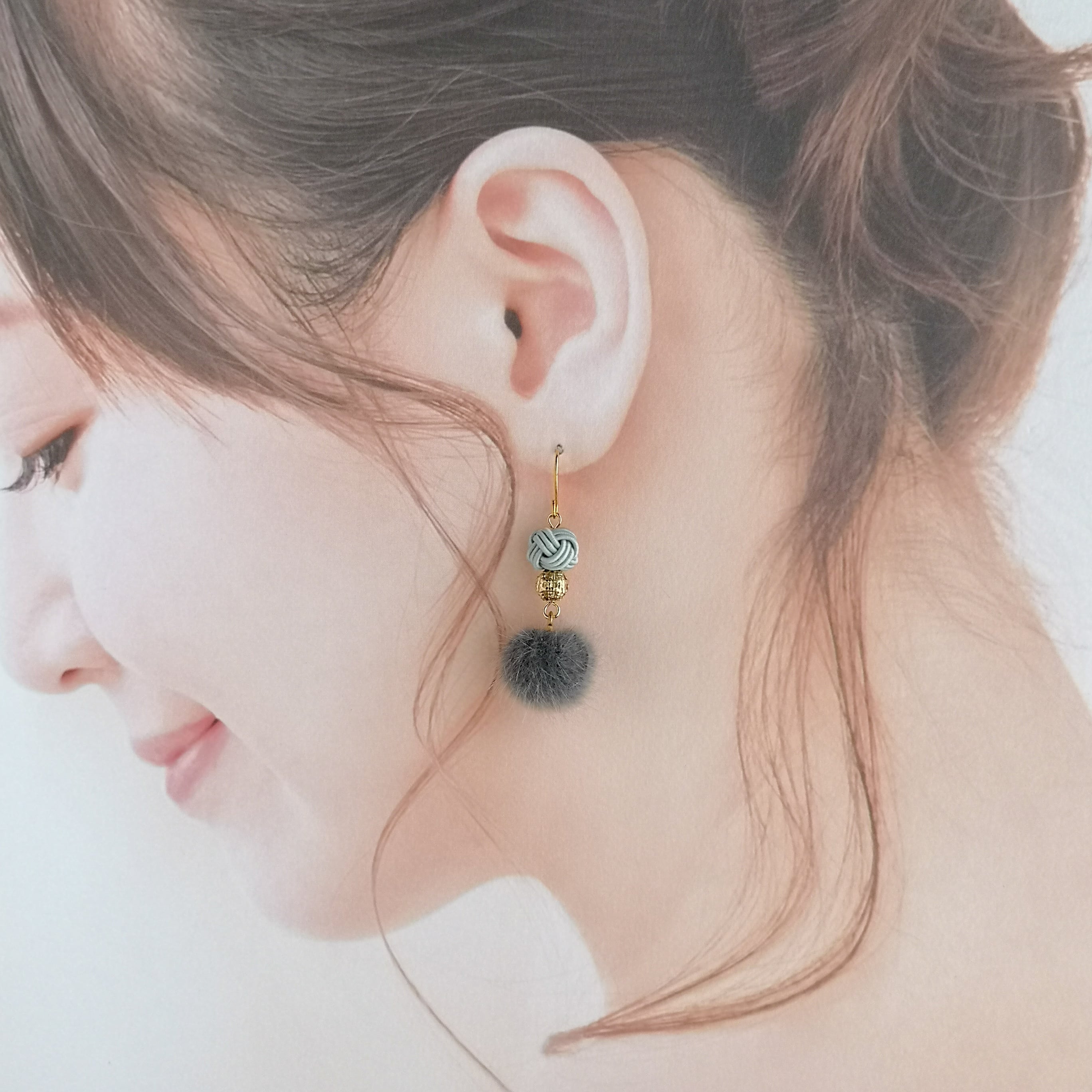 ✾薄墨色×グレー✾玉結びとフェイクファーのピアス/水引ピアス