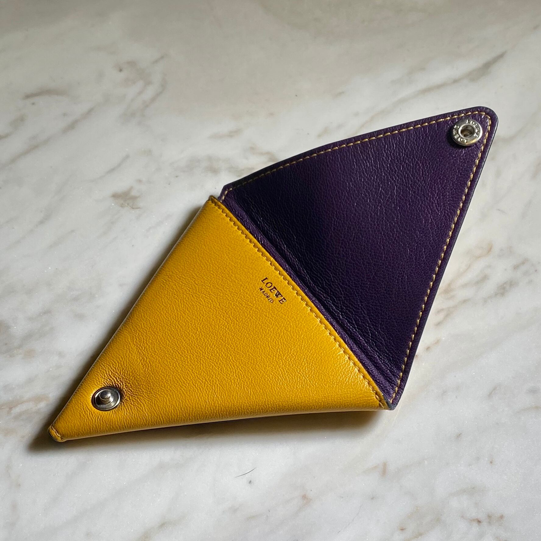 LOEWE triangle form 2-tone leather coin purse | NOIR ONLINE