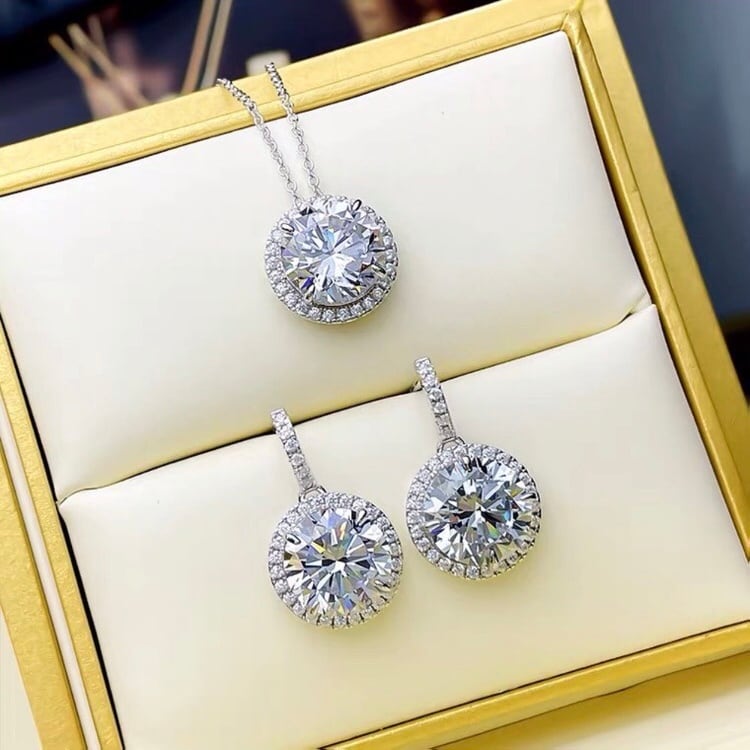 スーパーフラッシュ 8カラット ラウンド 高炭素ダイヤモンド キラキラ