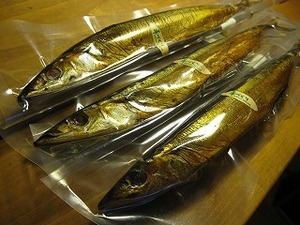 【 秋刀魚の燻製 】　　黄金色に輝く本物の燻し色。脂の乗りとチップの香りが深い味を創ります。そのままでも良し、温めるとさらに脂がしみ出て夢中になる美味しさです。