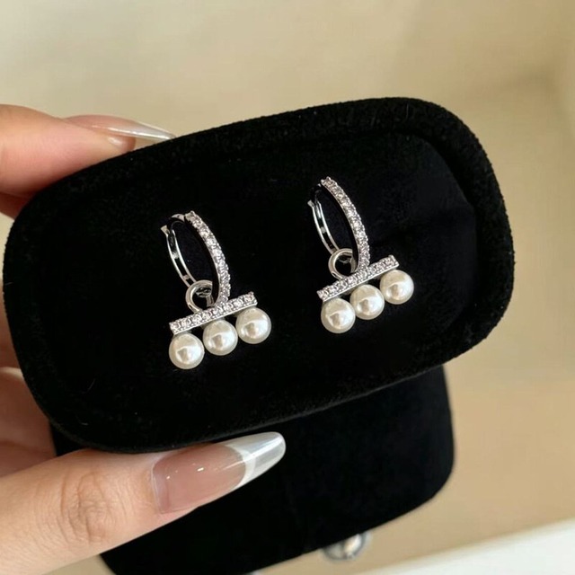 Three pearls pierce　B631