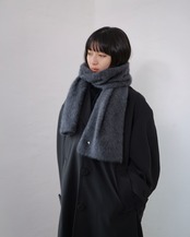 FOURAM - Fox Cashmere Muffler ：Gray｜ロゴ入りシルバーのピンブローチ／フォックス×カシミヤ