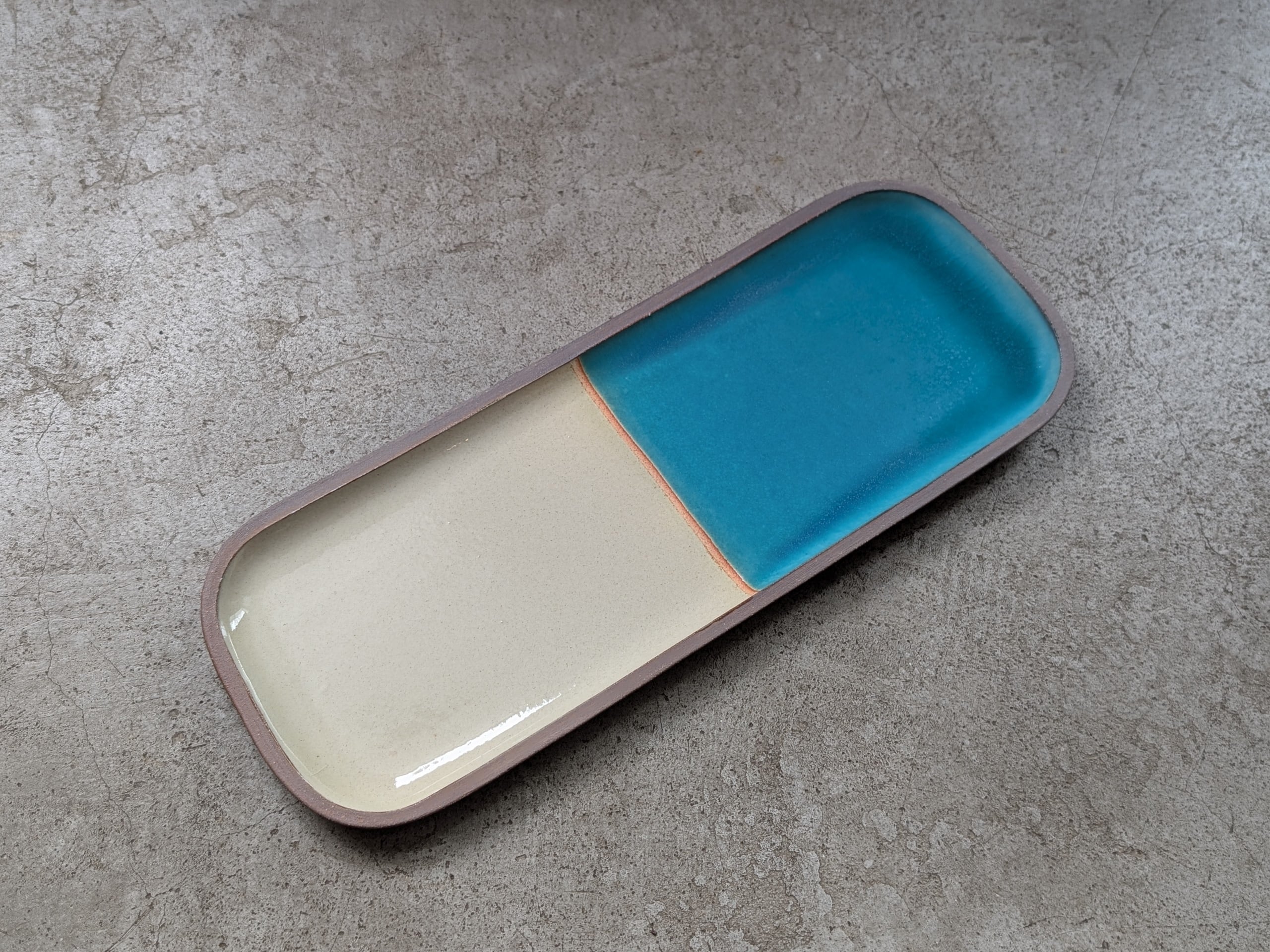 やちむん 角皿・長 ／ ヘゴ（赤） | 一翠窯 | inoya | Basic Life