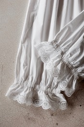 フランスアンティーク　1900s クリサンセマムの密集と白刺繍のあるロングレースドロワーズ