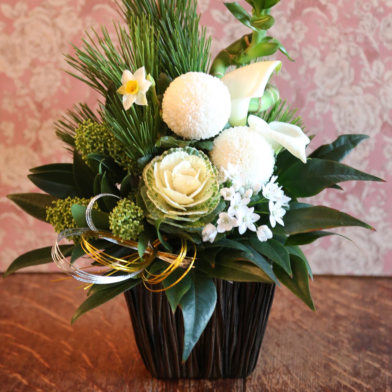 白とグリーン系の落ち着いたお正月のアレンジメント