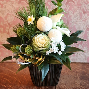 白とグリーン系の落ち着いたお正月のアレンジメント