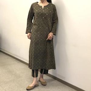 アジュラック染めストレートクルタ　ミラーワーク　ブラウン　Lサイズ