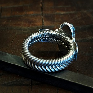 ドノバンキャドマン(DonovanCadman)ブラックウェブキングマンツイストワイヤーリング 19号