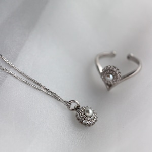 先行予約　Halo Knot necklace