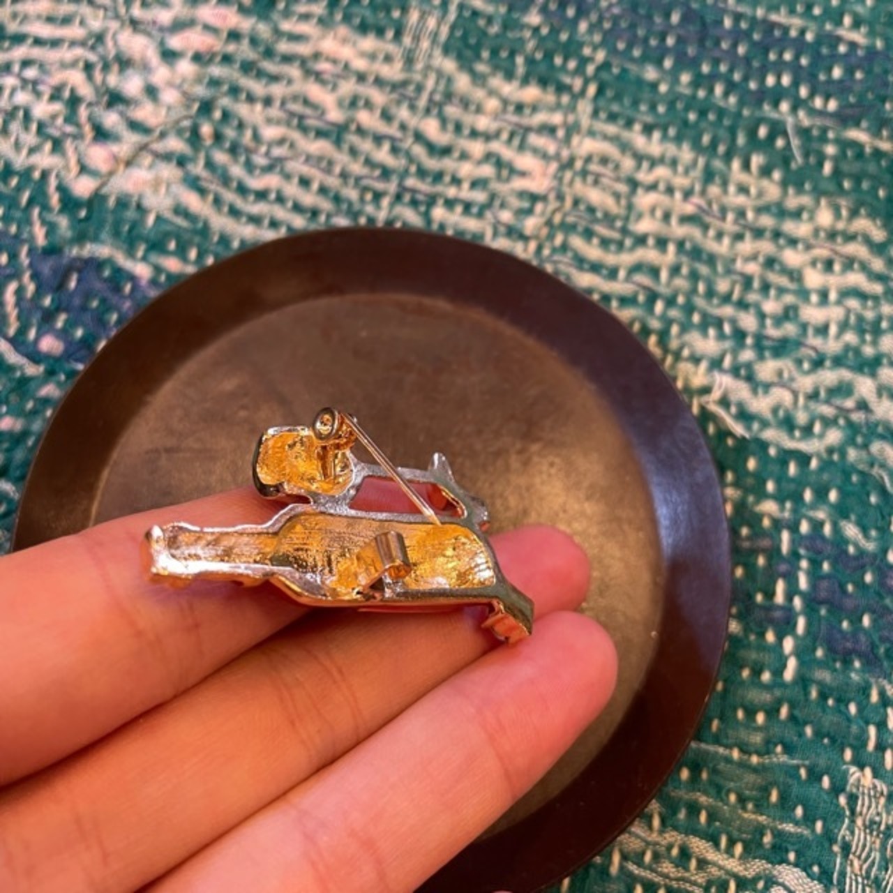 TOPANGA Jewelry Bijou art brooch Red wine and a glass / ビジューアートブローチ 赤ワインとグラス プレゼント プチギフト ジャケット 帽子 バッグ ニット キラキラ アクセサリー かわいい ファッション小物