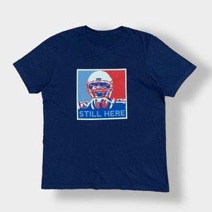 【Barstool Sports】 アメフト 人物 プリント Tシャツ STILL HERE バックロゴ L〜XL相当 バースツールスポーツ US古着