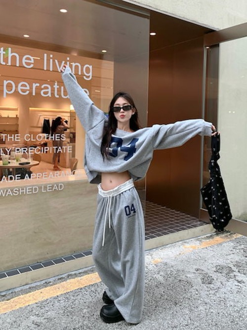 2024 秋冬 トップス 長袖 かわいいラウンドネック Tシャツ 肌見せ レディース ストレート 韓国風ルーズゆったりカジュアル おしゃれサイズ シルエットファッション系コーデ衣装上下セットアップ2