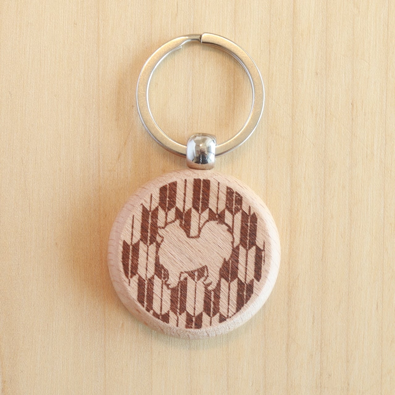 日本スピッツと和柄の木製丸形キーホルダー 伝統文様がおしゃれ【名
