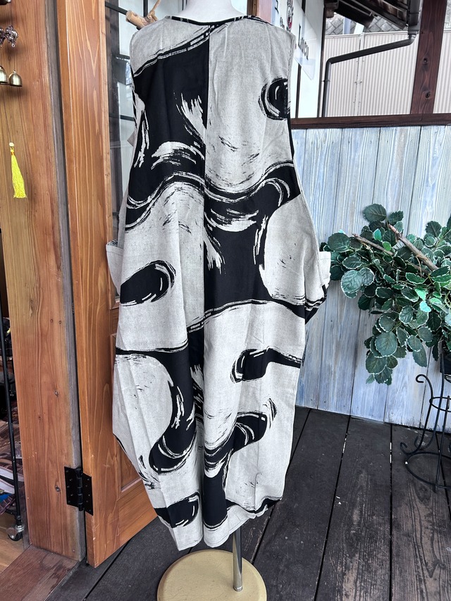 モノトーンバルーンワンピース