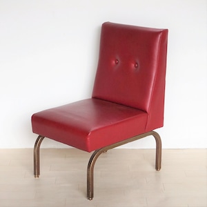 赤いビニールレザーの椅子