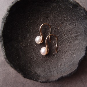 再入荷【White／Small】Baby Spoon Pearl Earrings／ベビースプーン バロックパールピアス（gold）