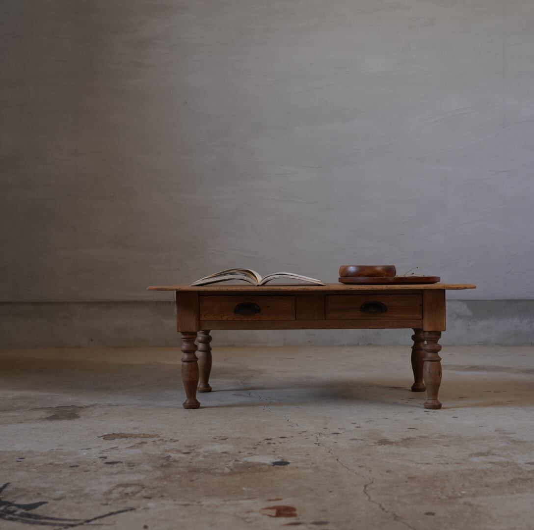 ろくろ脚のコーヒーテーブル