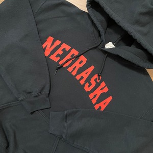 【GILDAN】カレッジ ネブラスカ大学 NEBRASKA アーチロゴ プリント パーカー スウェット プルオーバー フーディー M US古着