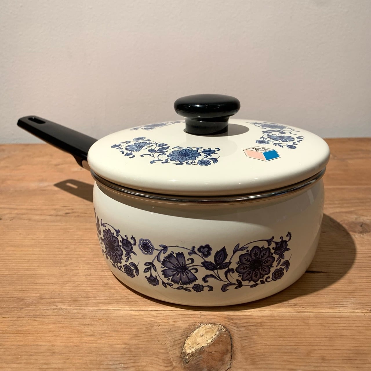 専用出品　レトロ　フジホーロー ハニーウェア　片手鍋／両手鍋　花柄(ブルー) ブルーの花柄が可愛い 北欧風プリントのホーロー片手鍋 ハニーウェア