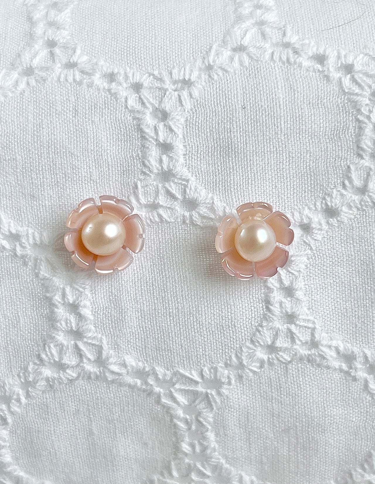 二見結ひ チタンピアス｜淡水真珠4mm フラワーモチーフ 金属アレルギー