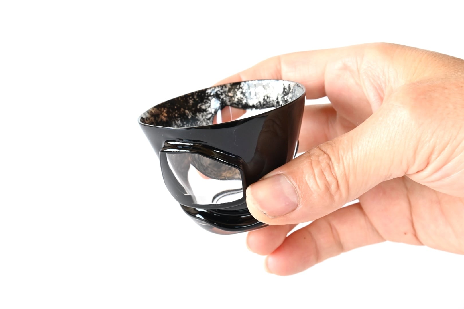 漆の芸術酒器】薄さ1mm、漆のみでつくられた飲み口 [ぐい呑み / 黒銀