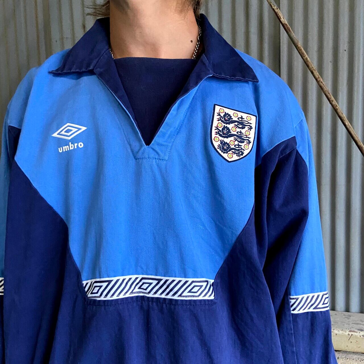 〜90年代 UMBRO アンブロ イングランド代表 ビッグロゴ サッカー プルオーバー コットンジャケット メンズL 古着 90s ビンテージ  ヴィンテージ フロッキープリント ラバープリント サックスブルー 水色【コットンジャケット】 | cave 古着屋【公式】古着通販サイト