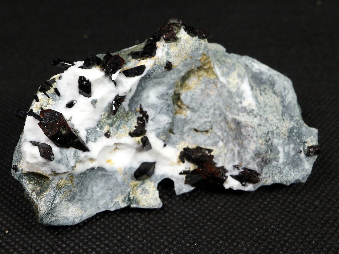 海王石 Neptunite アメリカ カリフォルニア産 鉱物標本
