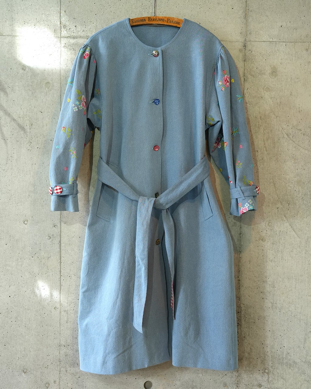 刺繍デニムコート Collarless embroidered coat (Light blue