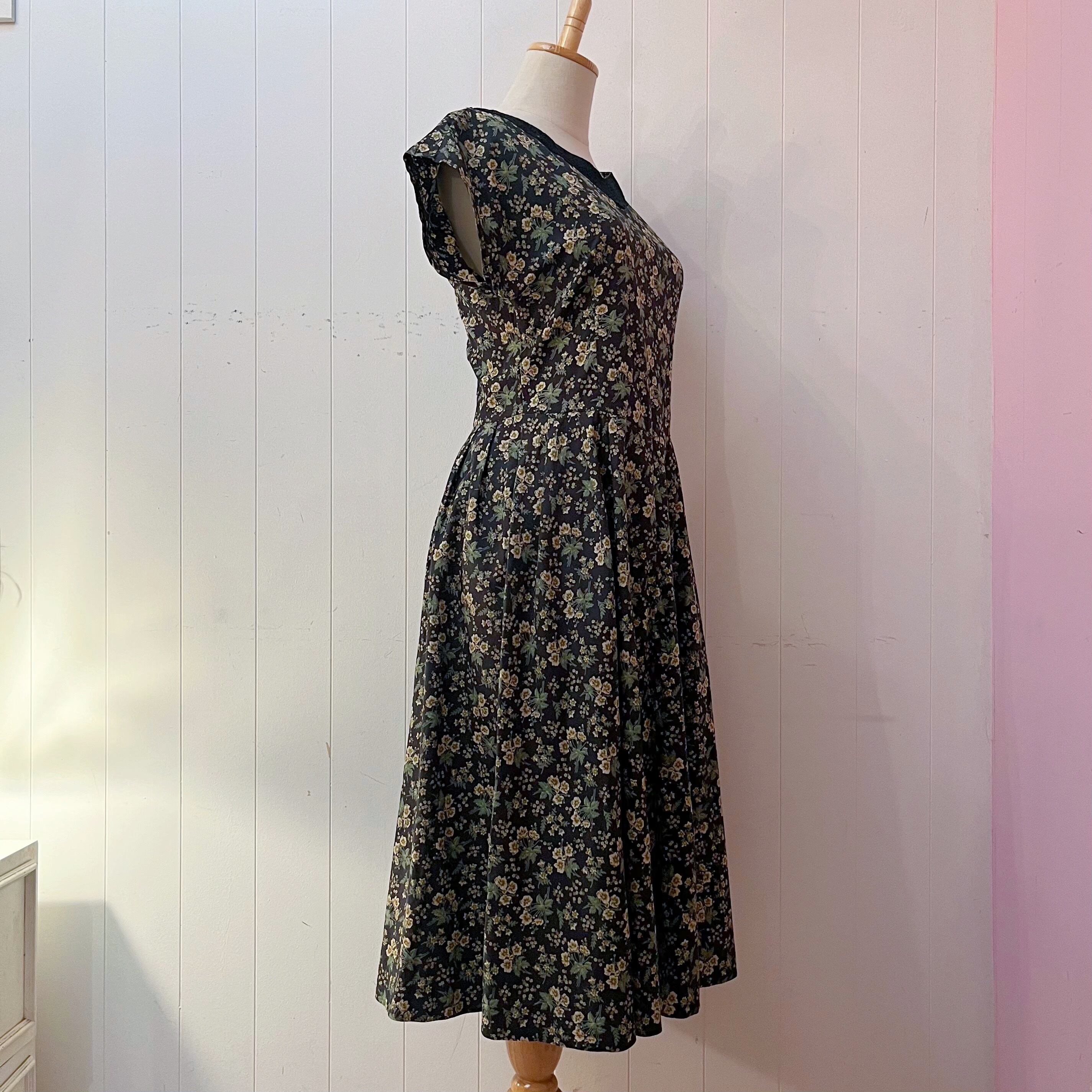 black lace flower tuck one-piece