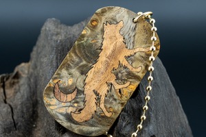 【朱色の銘木】 本花梨瘤 スタビライズウッド ドッグタグ 象嵌 闊歩