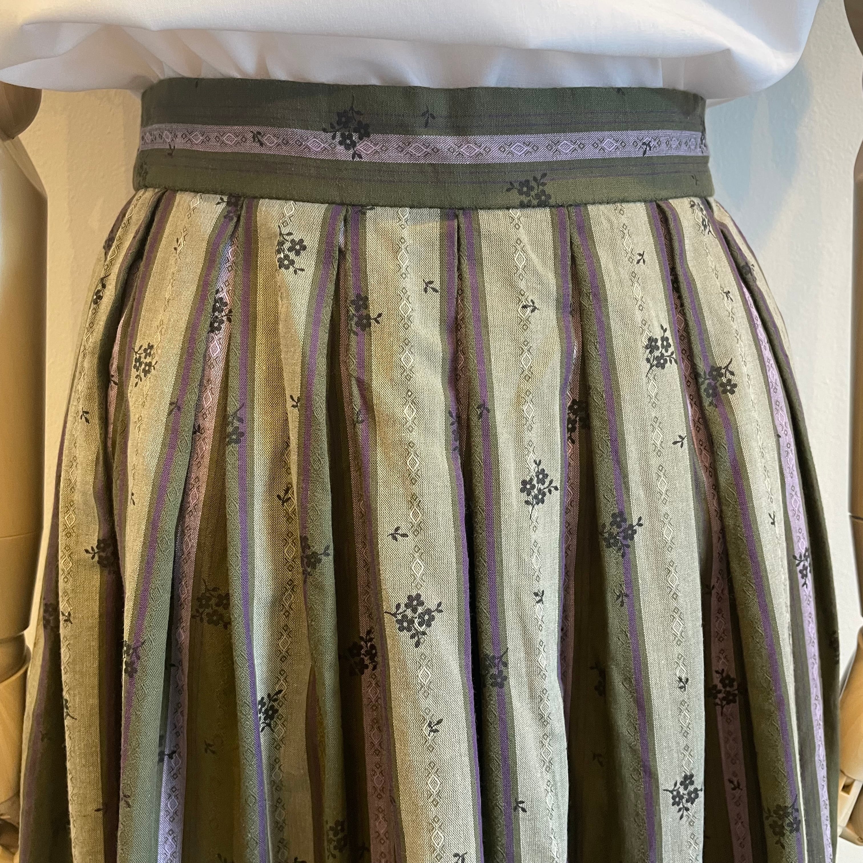 チロルスカート カーキ 花柄 | Monique vintagestore 古着の通販 チロルスカート カーキ 花柄 | Monique vintagestore 古着の通販