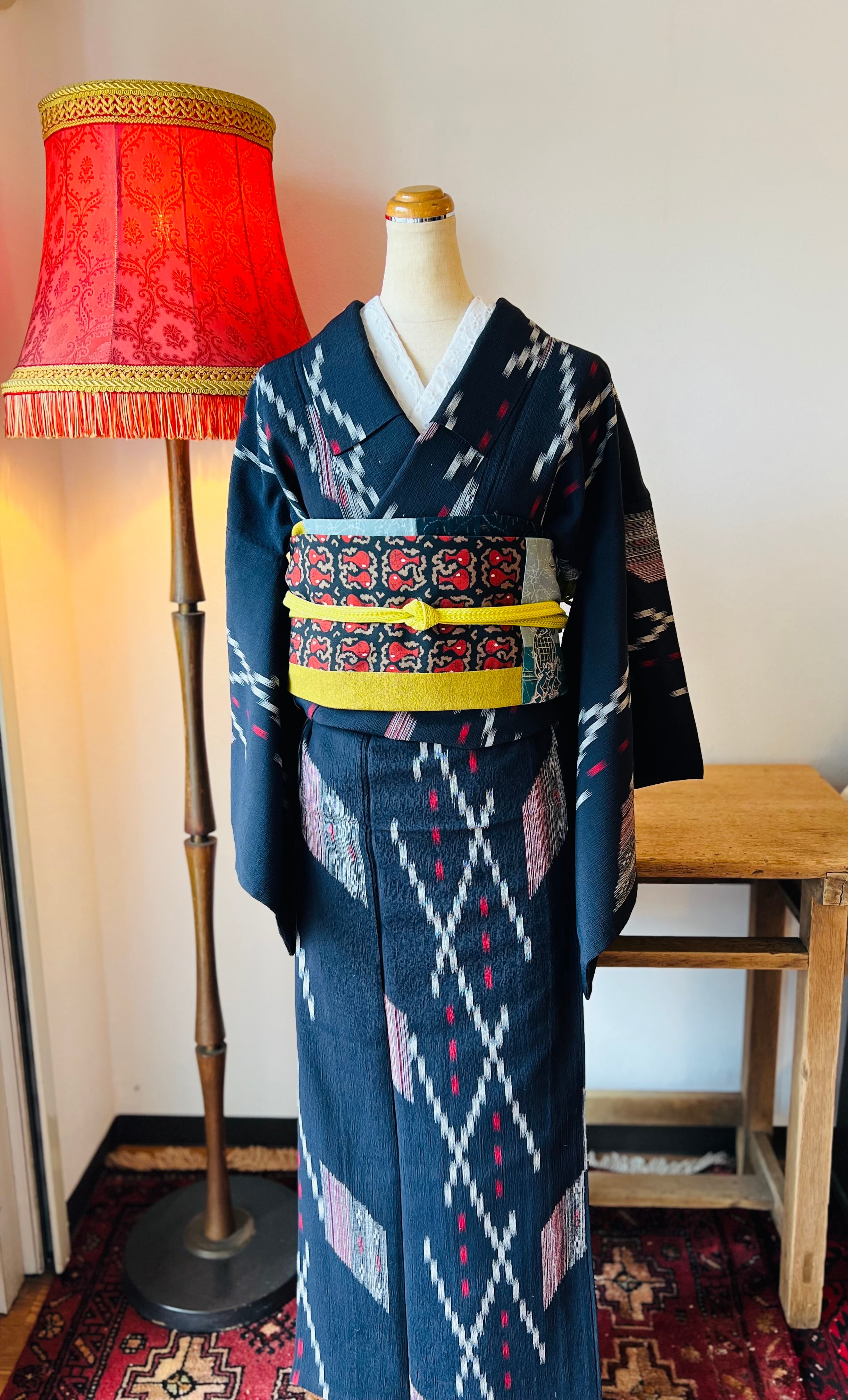 kimono tento ひふみ屋 アンティーク着物《単衣》青色に椿模様の銘仙