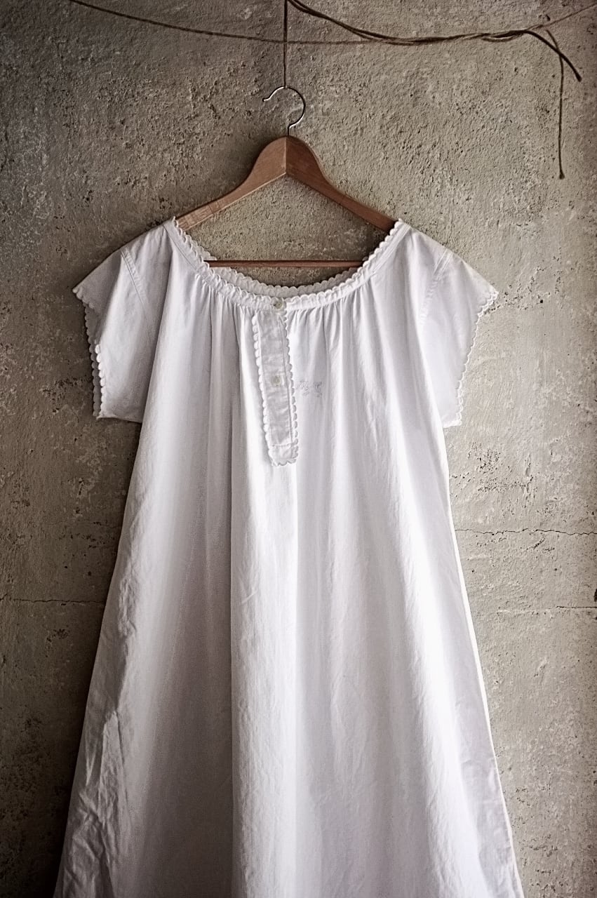 フランスアンティーク モノグラム刺繍 ワンピース ② フランス とろりと長い貝たちとモノグラムあるロングワンピース