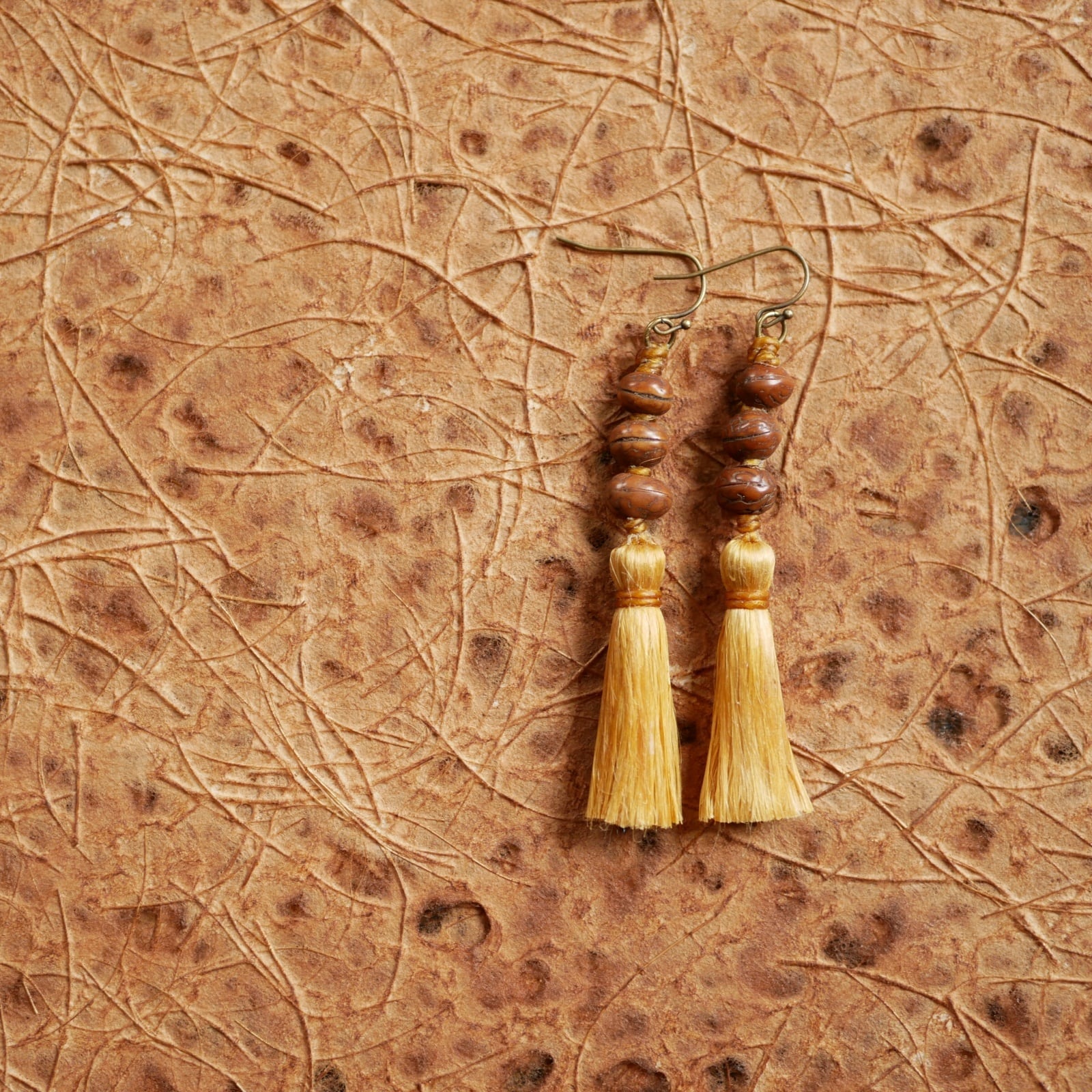 【 精麻 】 玉ねぎ染め精麻×ラクトゥ(菩提樹)ピアス