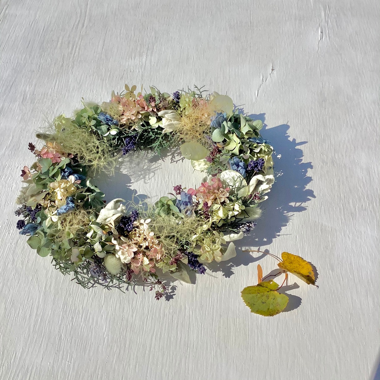 秋色紫陽花とニュアンスカラーの小花達のオーバル