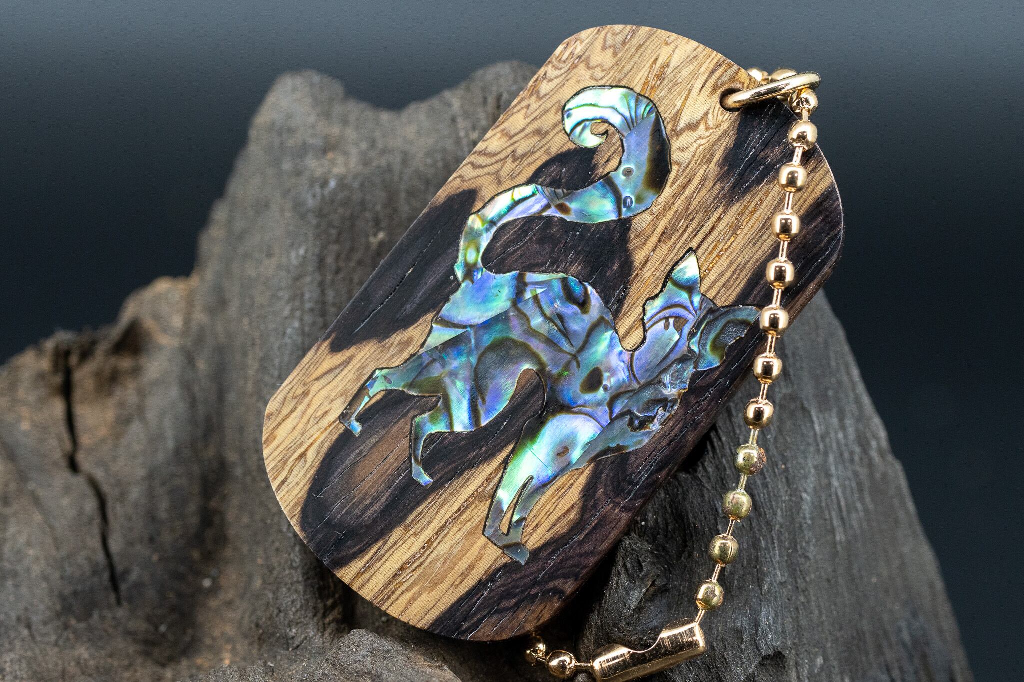 【 熱帯の黒き宝 】 ラオスブラック ドッグタグ 象嵌 探る視線