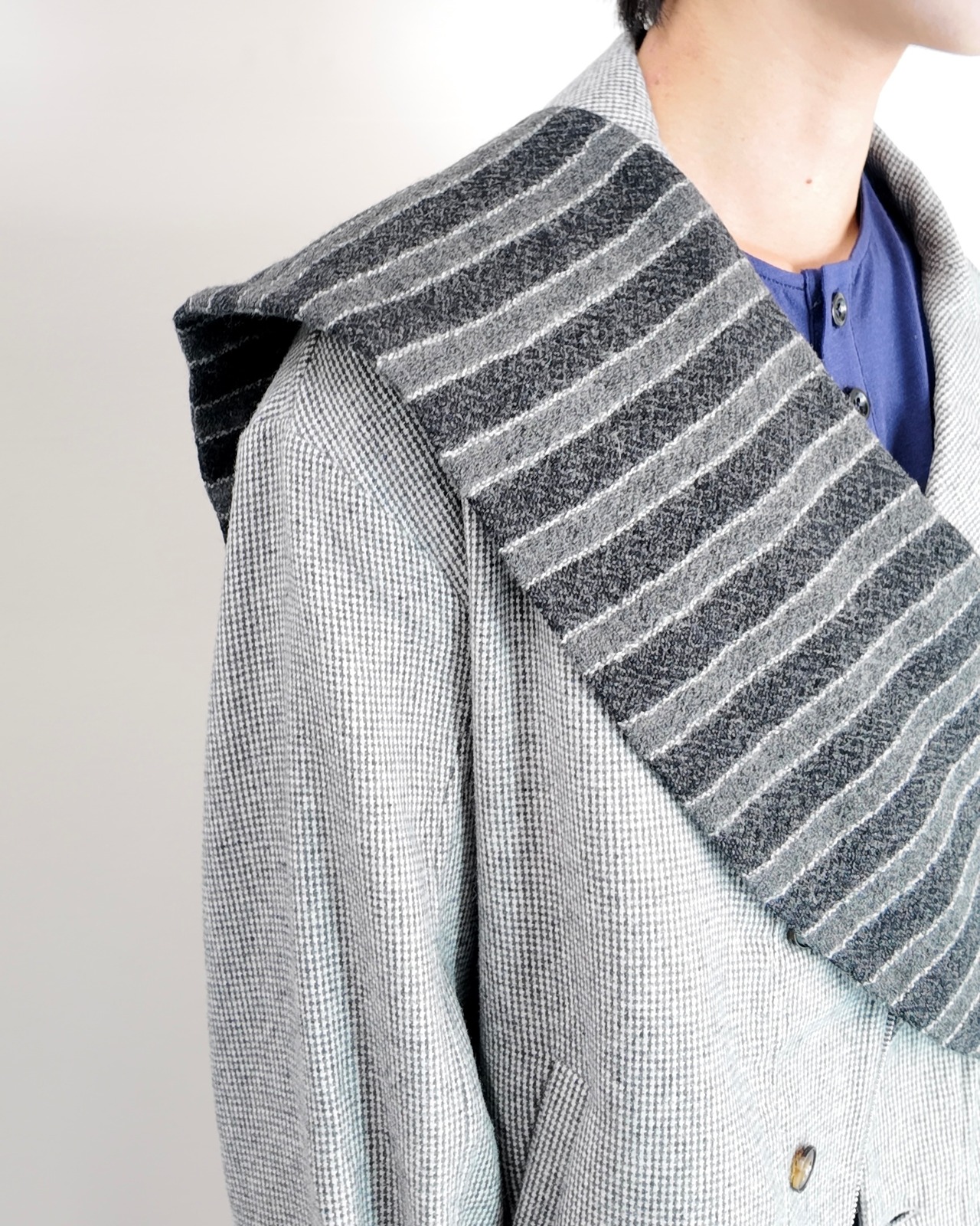 【26/AW STRONGTHE】GREY / SBAI TAILORED BIKER JACKET WITH DETACHABLE SASH SCARF