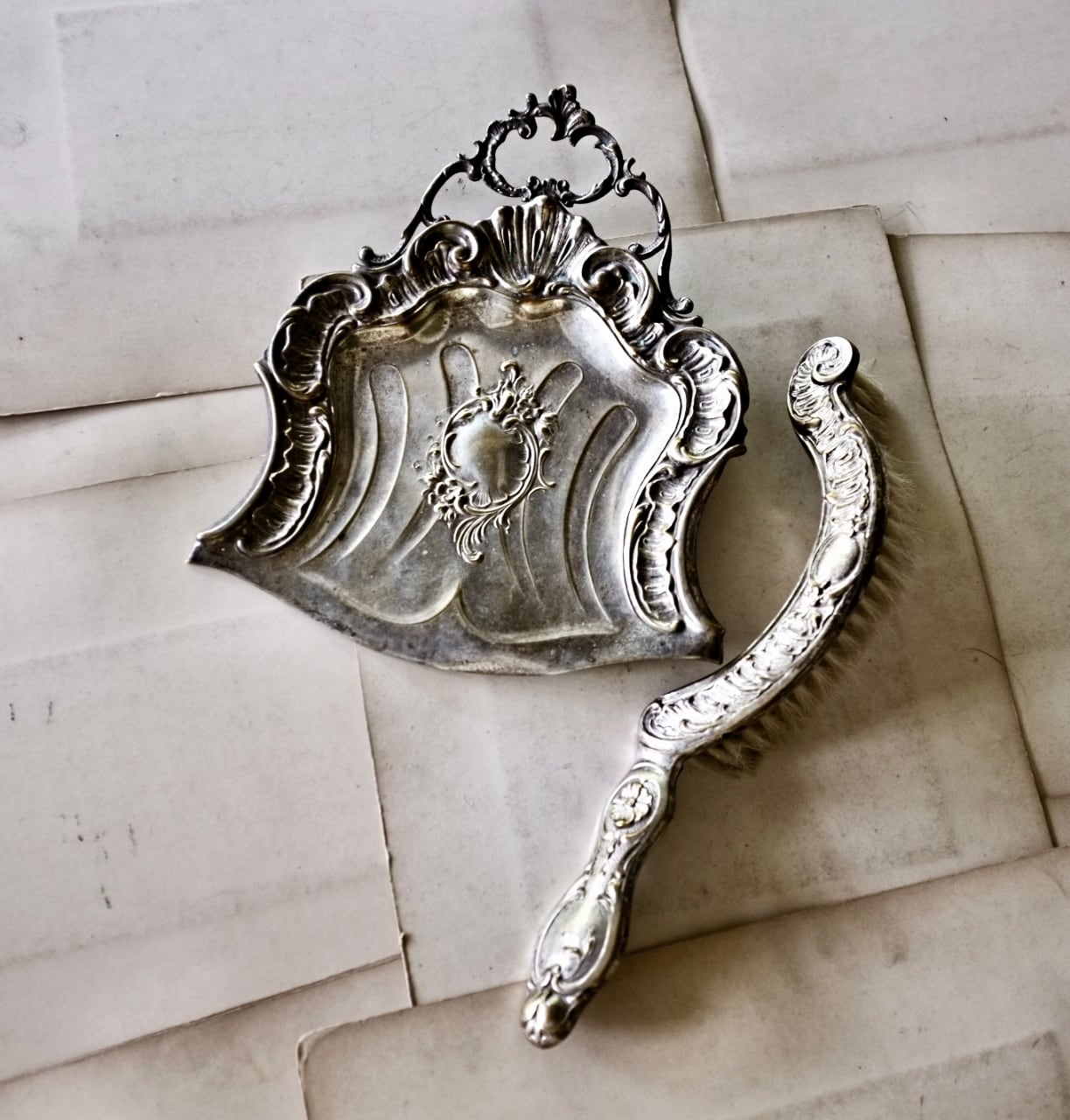 フランス 平面のグロッタ 貝と薔薇とロカイユとロココ的ダストパン