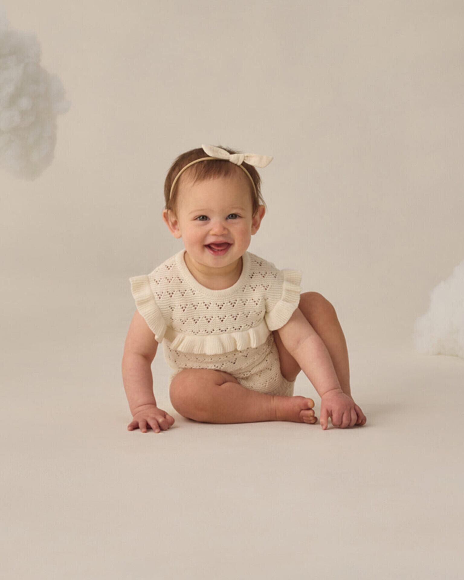 【QUINCY MAE】POINTELLE RUFFLE ROMPER / NATURAL