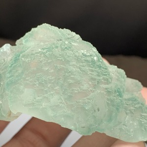 3.グリーンフローライト原石クラスターに住み着いているピンクオパールうさぎさん