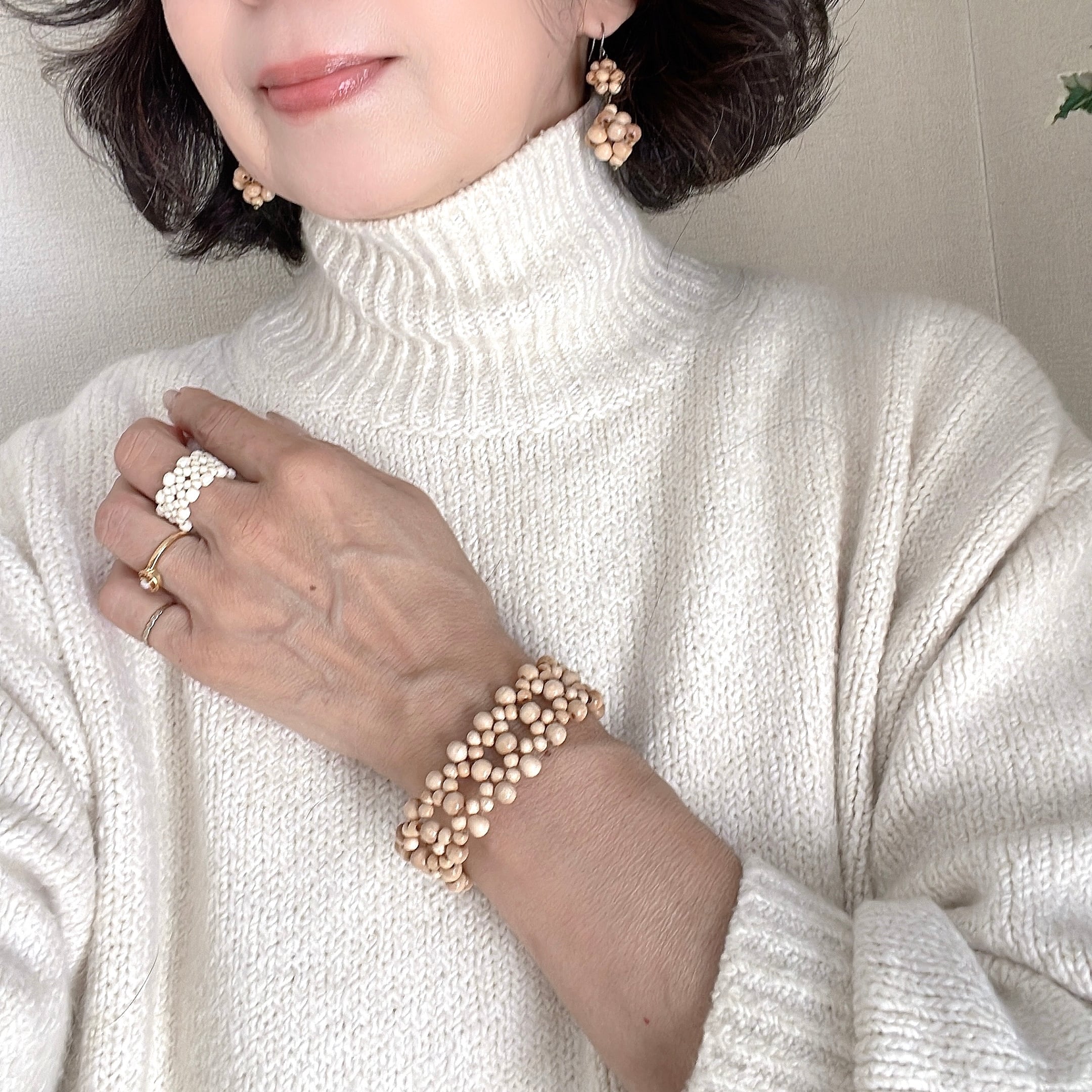 完成品】ウッドビーズで作る白木のバングルとイヤリング（ピアス）の