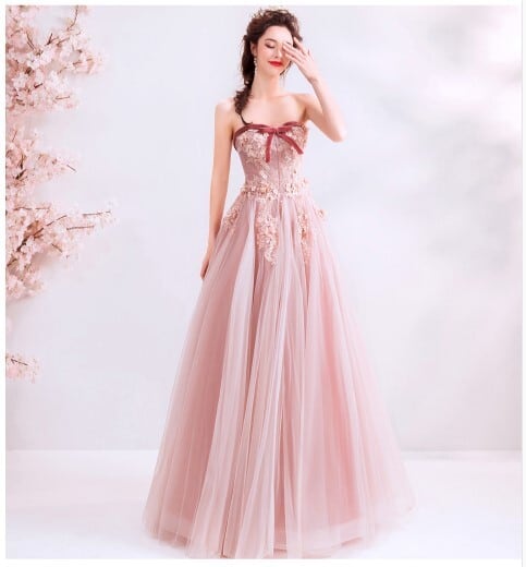 エレガントなピンクの刺繍ドレス きめ細やかなレースデザインとビーズ刺繍がお姫様感を演出して