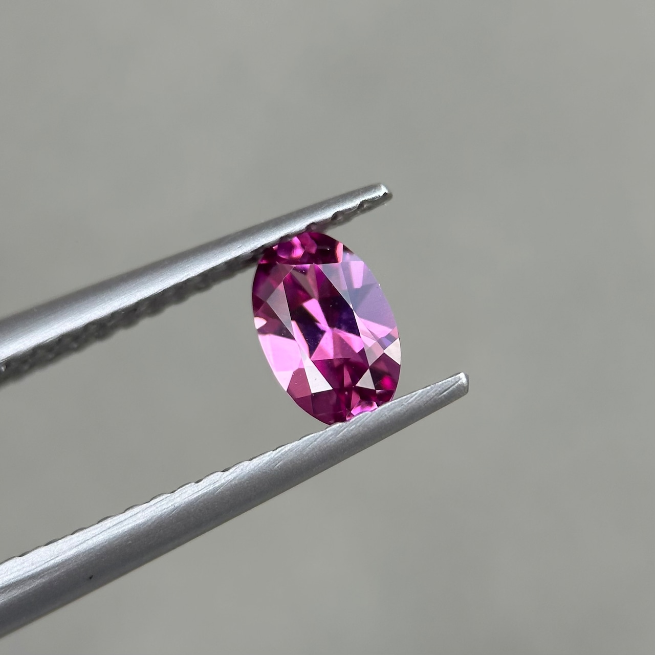 マゼンタガーネット 約6x4mm, 約0.5ct, マラウイ産